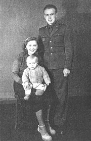 Ryszard Kukliński z żoną i starszym synem Waldemarem. 