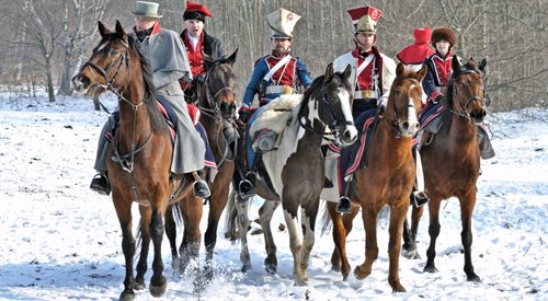 Rekonstruktorzy podczas odtwarzania bitwy, do której doszło pod Olszynką Grochowską 25 lutego 1831 r. Czy ich zachowanie to właśnie tradycja?