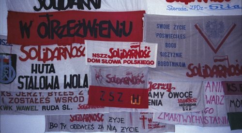 Ekspozycja transparentów podziemnej Solidarności wywieszanych nielegalnie na ulicach w latach 1981-89