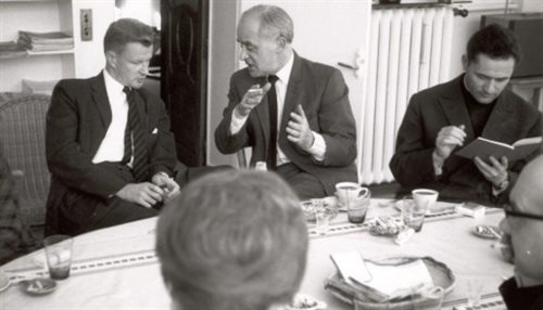 Wielkanoc 1963 w Maisons-Laffitte. Od lewej Zbigniew Brzeziński, Jerzy Giedroyc, ks. Józef Sadzik