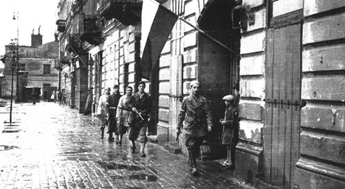 1 sierpnia 1944, godzina W (17.00). Patrol por. Agatona z batalionu Pięść na pl. Kazimierza Wielkiego