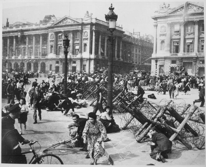 Tłumy paryżan świętują wejście wojsk alianckich do miasta (25.08.1944), źr. National Archives and Records Administration, College Park, Wikipedia/dp