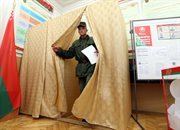 Żołnierze głosują w przedterminowych wyborach na Białorusi