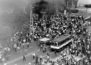 Demonstranci przed budynkiem KW PZPR. Radom, 25 czerwca 1976 