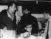 Aleksander Menhard (pierwszy z lewej) podczas rozmowy z przywódcami holenderskiej zbuntowanej młodzieży, tzw. 