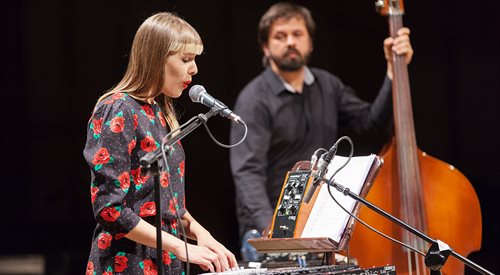 Ola Bilińska na scenie festiwalu Nowa Tradycja jako laureatka Folkowego Fonogramu Roku 2014 za płytę Berjozkele