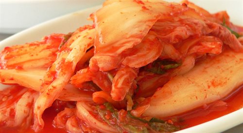 Kimchi (na zdjęciu) to tradycyjne danie kuchni koreańskiej składające się z fermentowanych lub kiszonych warzyw