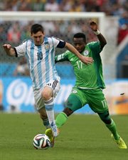 Leo Messi w pojedynku z Ogenyim Onasim