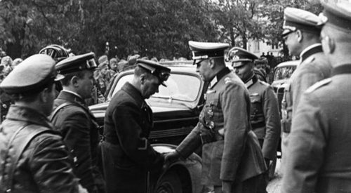 Uścisk dłoni żołnierzy Wehrmachtu i Amii Czerwonej w Lublinie, wrzesień 1939