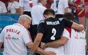 Kontuzjowany Polak Michał Winiarski opuszcza boisko w meczu grupy E mistrzostw świata siatkarzy z Iranem w Łodzi
