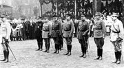 Gen. Józef Haller, pierwszy dowódca Armii Polskiej we Francji (pierwszy od prawej) stoi obok innych dowódców alianckich przed marszałkiem Francji Philippem Pétainem. Francja, 8 grudnia 1918