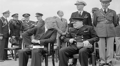 Franklin Delano Roosevelt i Winston Churchill uczestniczą w nabożeństwie na pancerniku HMS Prince of Wales, 10 sierpnia 1941