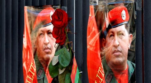Portret Hugo Chaveza przed ambasadą Wenezueli w Mińsku