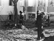 Zamach na siedzibę RWE. Strażacy oceniają straty (21.02.1981)

