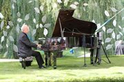 Janusz Olejniczak gra utwory Chopina w czasie akcji 