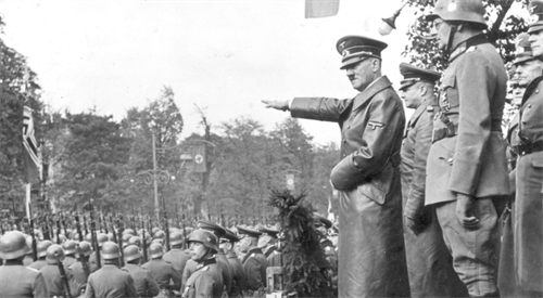 Hitler odbiera defiladę w Warszawie na Al. Ujazdowskich. Nigdy nie dowiedział się, że kilkaset metrów dalej czekała na niego śmiertelna pułapka