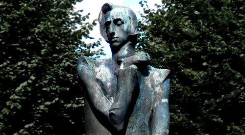 Pomnik Fryderyka Chopina przed Dworkiem Chopina w Dusznikach-Zdroju, gdzie odbywa się festiwal