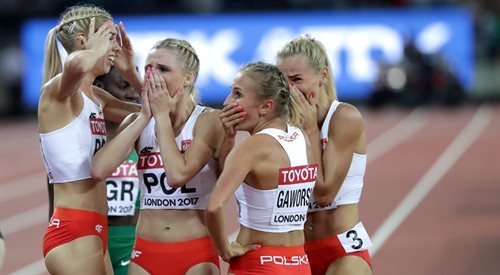 Polki (od lewej): Iga Baumgart, Małgorzata Hołub, Aleksandra Gaworska i Justyna Święty, cieszą się z brązowego medalu po finałowym biegu sztafetowym 4x400 m kobiet podczas lekkoatletycznych mistrzostw świata w Londynie