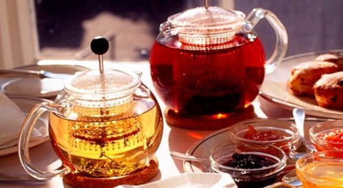 Do herbaty z imbirem można  dodać trochę miodu, który działa bakteriobójczo