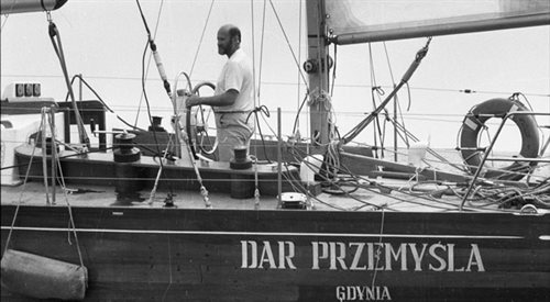 Gdynia, 12.06.1979. Z portu gdyńskiego na jachcie Dar Przemyśla w samotny rejs dookoła świata wypływa Henryk Jaskuła.