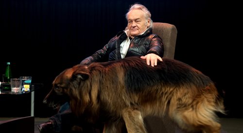 Jerzy Skolimowski  w towarzystwie swojego psa Bufona