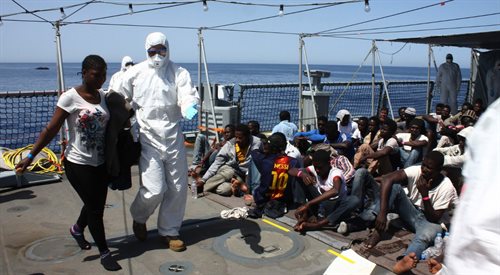 Uchodźcy z Libii uratowani przez załogę statku Hessen, jednostki niemieckiej marynarki wojennej