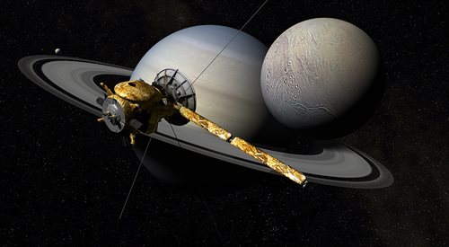 Sonda Cassini nad Saturnem i jego księżycem Enceladusem