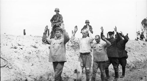 Radzieccy żołnierze wzięci do niewoli niemieckiej latem 1941. Fot. BundesarchivWikimedia Commons