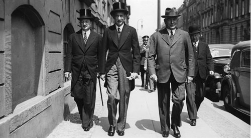 Minister spraw zagranicznych Polski Józef Beck (w środku) w towarzystwie ministra spraw zagranicznych Niemiec Konstantina von Neuratha (z prawej) i ambasadora Polski w Niemczech Józefa Lipskiego (z lewej) w drodze do Kancelarii Rzeszy, lipiec 1935