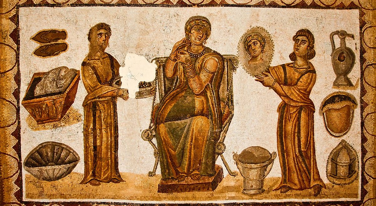 Akcja musicalu A Funny Thing Happened on the Way to the Forum rozgrywa się w środowisku obywateli  rzymskich i ich niewolników (na zdjęciu mozaika przedstawiająca Rzymiankę w otoczeniu dwóch niewolnic)Mosaic depicting two female slaves (ancillae) attending their mistress