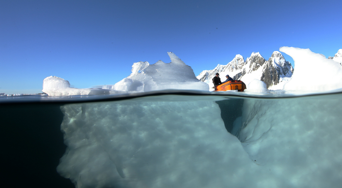 Ponton ekipy "Trzech sztuk w Antarktyce" na tle góry lodowej