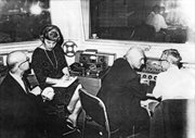 Studio radiowe RWE. Widoczni od lewej: Kropiwnicki, Włada Majewska, Leopold Kielanowski, inż. Nowik. 