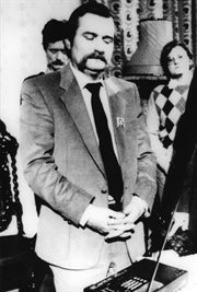 Lech Wałęsa słucha sprawozdania Rozgłośni Polskiej RWE z Oslo, gdzie jego żona odbiera przyznaną mu Pokojową Nagrodę Nobla (Gdańsk, 1983 r.)