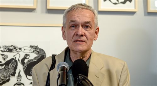 Andrzej Krauze podczas wernisażu wystawy swoich prac Zemsta pana Skalpela w warszawskiej galerii Kordegarda