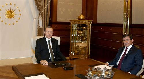 Prezydent Turcji Recep Tayyip Erdogan i premier Ahmet Davutoglu (P) podczas spotkania w Ankarze 20 sierpnia