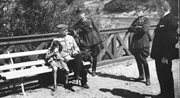 Józef Piłsudski siedzi na ławce w towarzystwie córki Wandy. Widoczny także m.in.: por. Jerzy Jabłonowski (trzeci z lewej). Druskienniki, wrzesień 1926