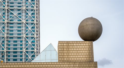 Rzeźba Esfera w Barcelonie autorstwa architekta Franka Gehryego