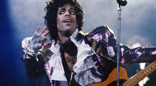 Prince podczas koncertu w ramach trasy promującej album Purple Rain
