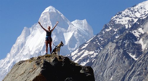 Agata Włodawrczyk wraz z Diuną na szczytach Himalajów. Pies nie tylko przeżywa przygody wraz z właścicielami. Staje się nierzadko przyczyną wielu nieoczekiwanych zdarzeń