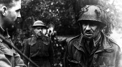 Gen. Stanisław Sosabowski (z prawej), dowodzący 1. Samodzielną Brygadą Spadochronową w rozmowie z brytyjskim gen. Thomasem Ivorem, w czasie operacji Market-Garden. Wrzesień 1944