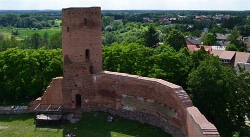 Zamek w Czersku. Jego pierwszą przebudowę z drewna w kamień przypisuje się Magnusowi, tajemniczemu komesowi z przełomu XI i XII wieku