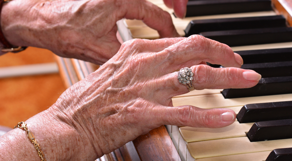 dłonie kobieta staruszka pianino muzyka 1200.jpg