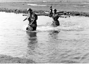 Żołnierze podczas ćwiczeń na poligonie w Wielkiej Brytanii - przejście przez rzekę, 1942-1944