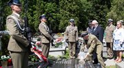 Składanie wieńców na grobie Zygmunta Łabędzkiego Prezesa Stowarzyszenia Klubu Kawalerów Orderu Wojennego Virtuti Militari.