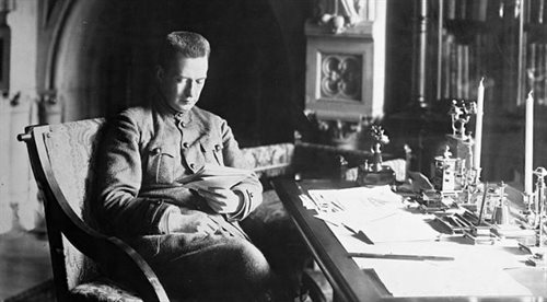 Aleksander Kiereński w swoim biurze w Pałacu Zimowym w 1917 roku