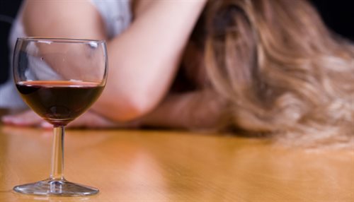 Młode kobiety piją coraz więcej alkoholu