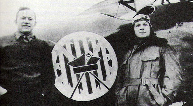 Merian Cooper (z lewej) i Cedric Fauntleroy, w środku logo 7. Eskadry Kościuszkowskiej, Zdjęcie z lat 1919-1920