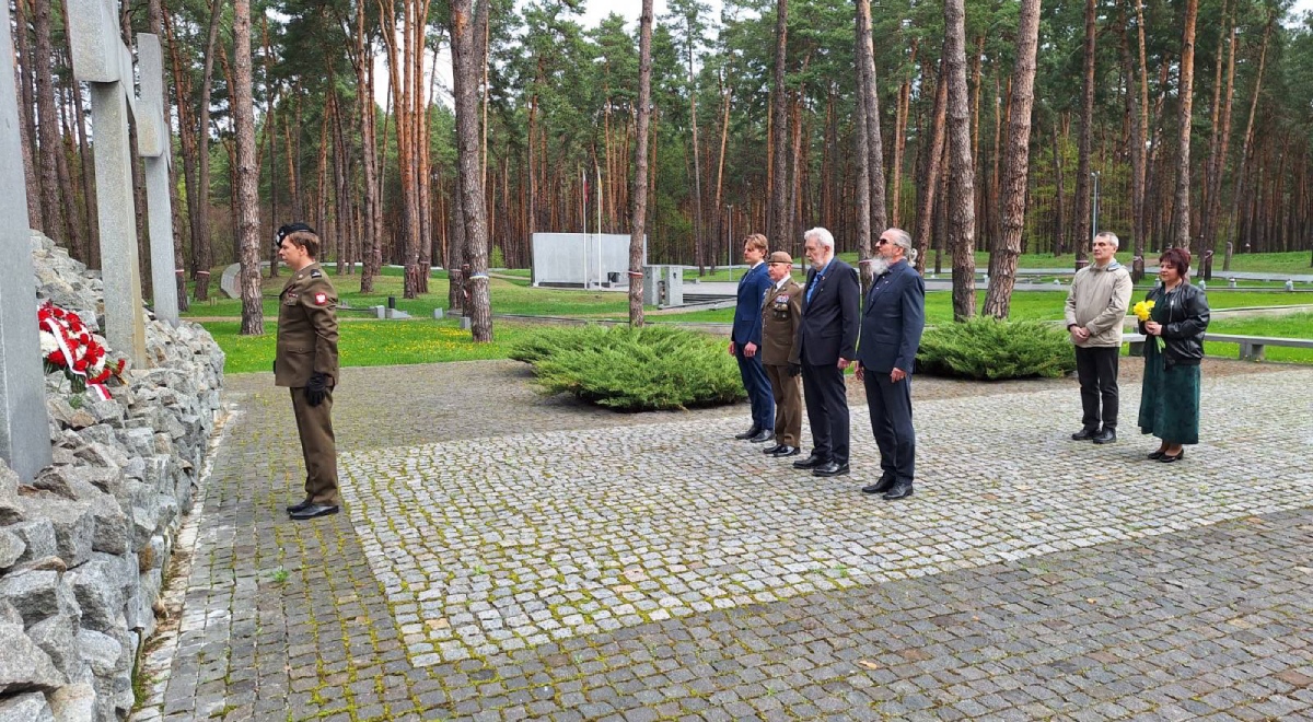 Polscy dyplomaci na cmentarzu w Bykowni