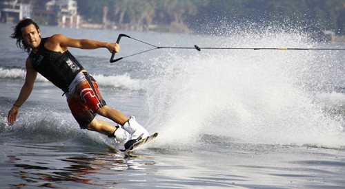 Jak uprawia się wakeboarding i czy to trudny sport?