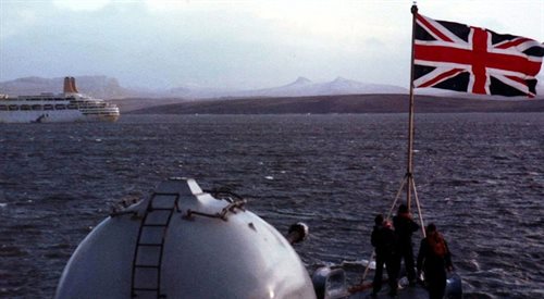 HMS Cardiff kotwiczy w porcie Stanley na Falklandach w 1982 roku po zakończeniu działań wojennych